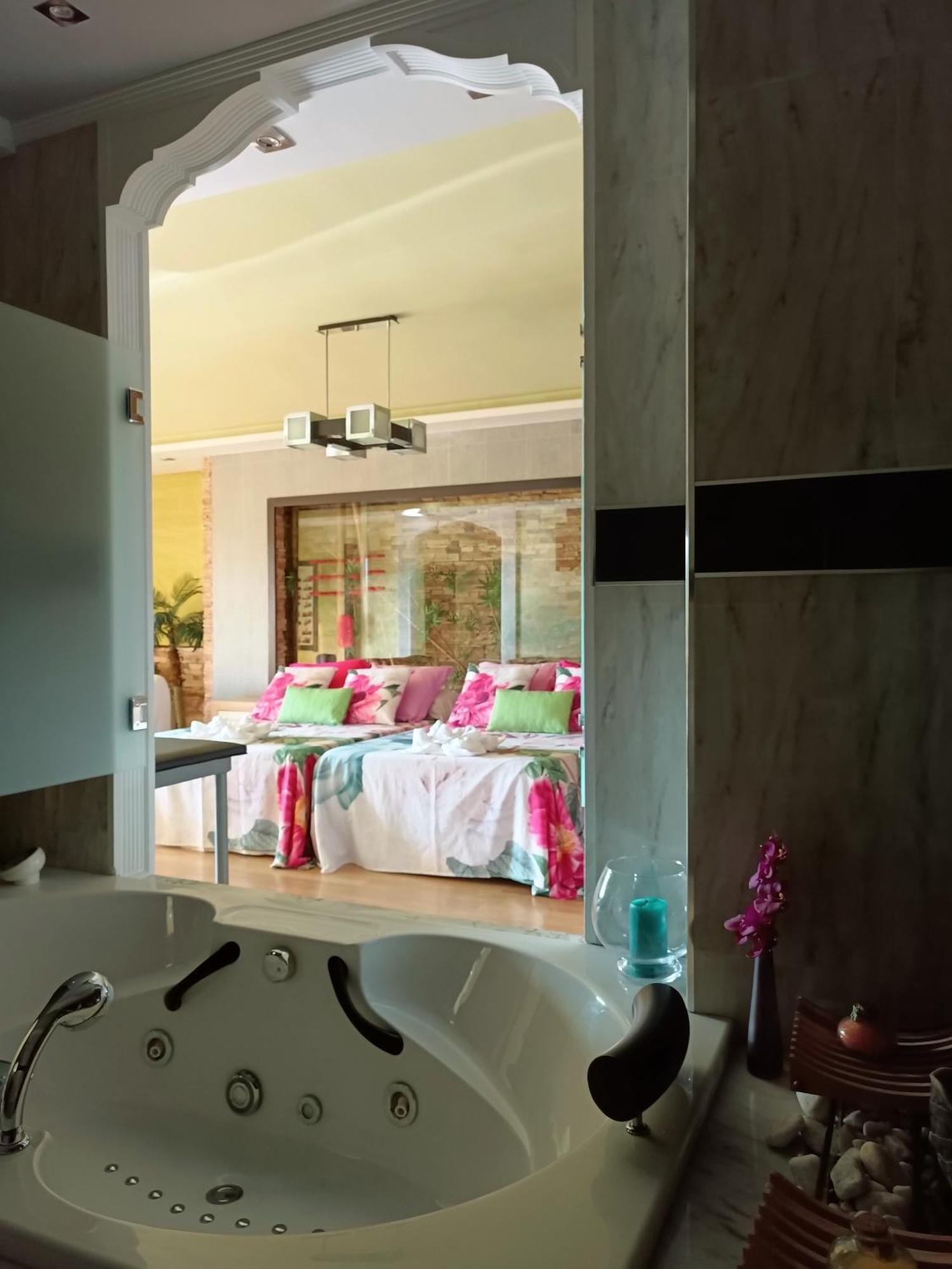 Villa Paraiso Vip Hotel Tematico (Adults Only) Revilla De Camargo Extérieur photo